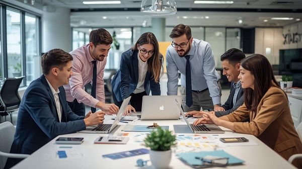 Équipe d'une PME en réunion de travail autour d'un ordinateur portable